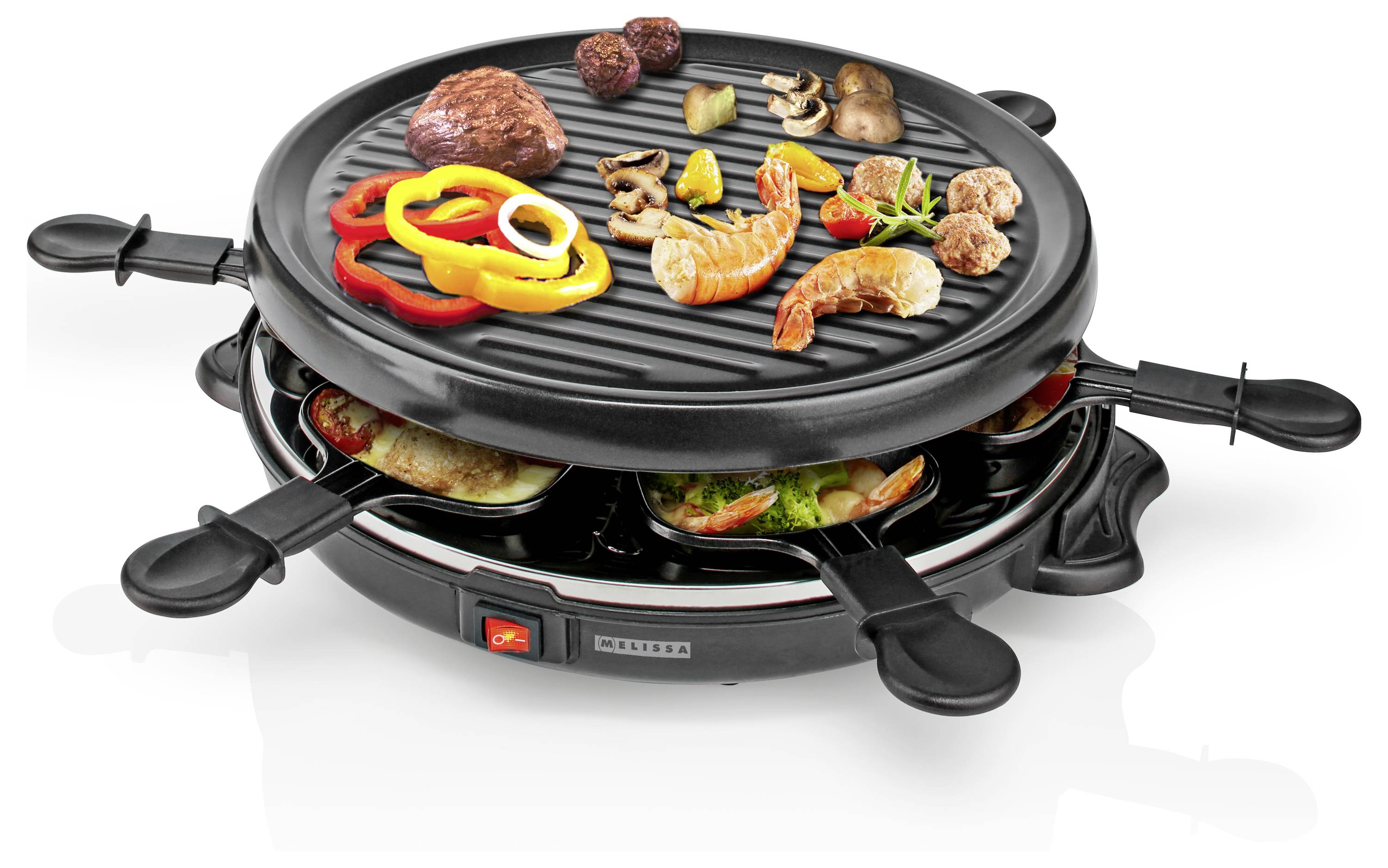 « Un grill de table avec des ingrédients variés comprenant des poivrons, des champignons, des crevettes et de la viande, disposés sur le dessus, avec quatre spatules en dessous. »