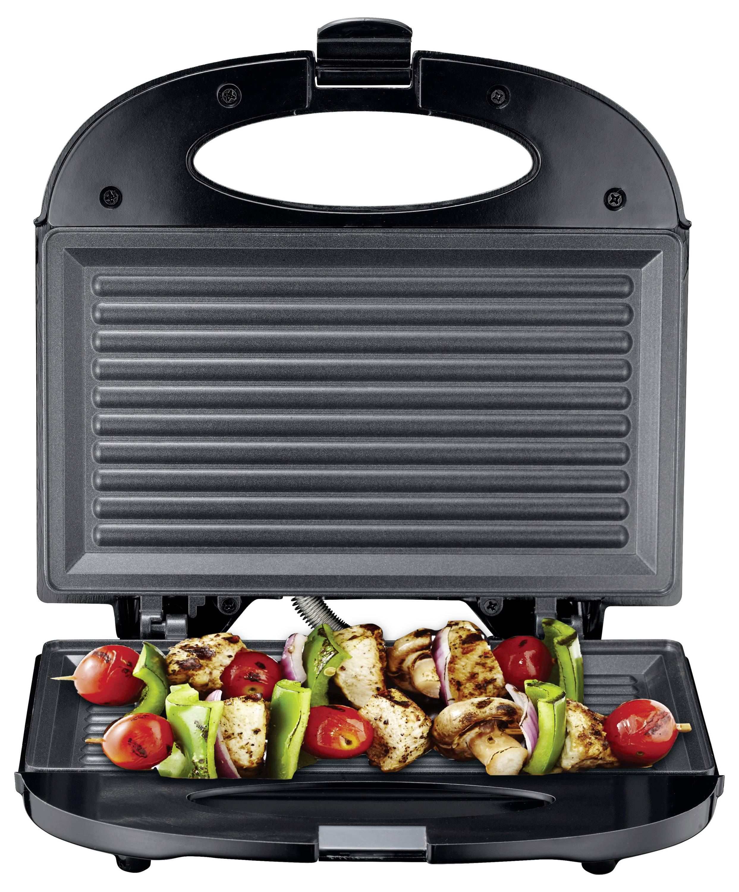 Ouvrir un grill électrique pour faire griller des brochettes de poulet avec des tomates cerises, des poivrons, des champignons et des oignons.