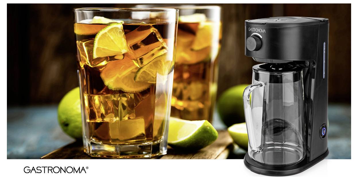 Appareil à thé glacé de la marque 'Gastronoma' accompagné de deux verres de thé glacé et de tranches de citron vert, mettant en valeur la préparation de la boisson.