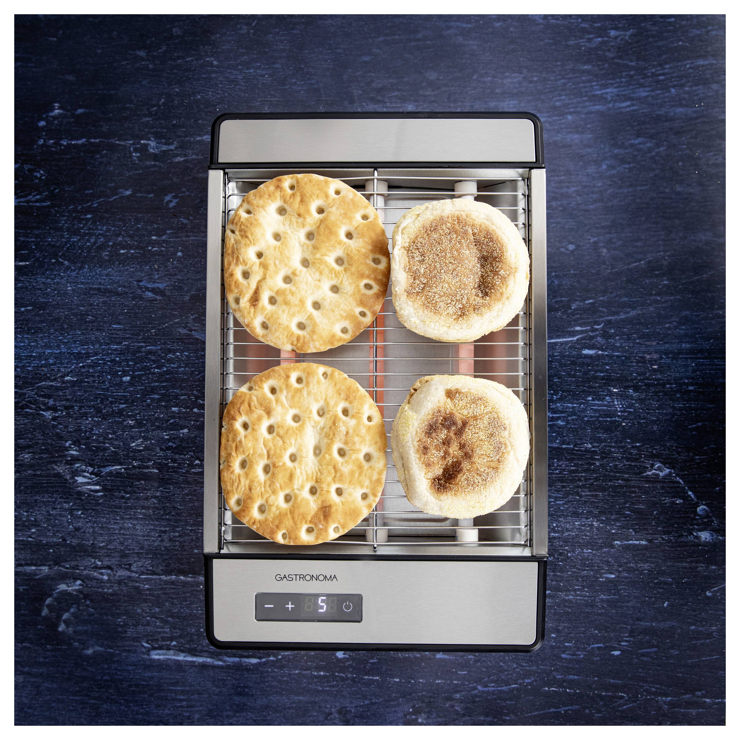 Grille-pain 'Gastronoma' avec deux tranches de pain en cercles et deux muffins anglais sur une surface bleue.