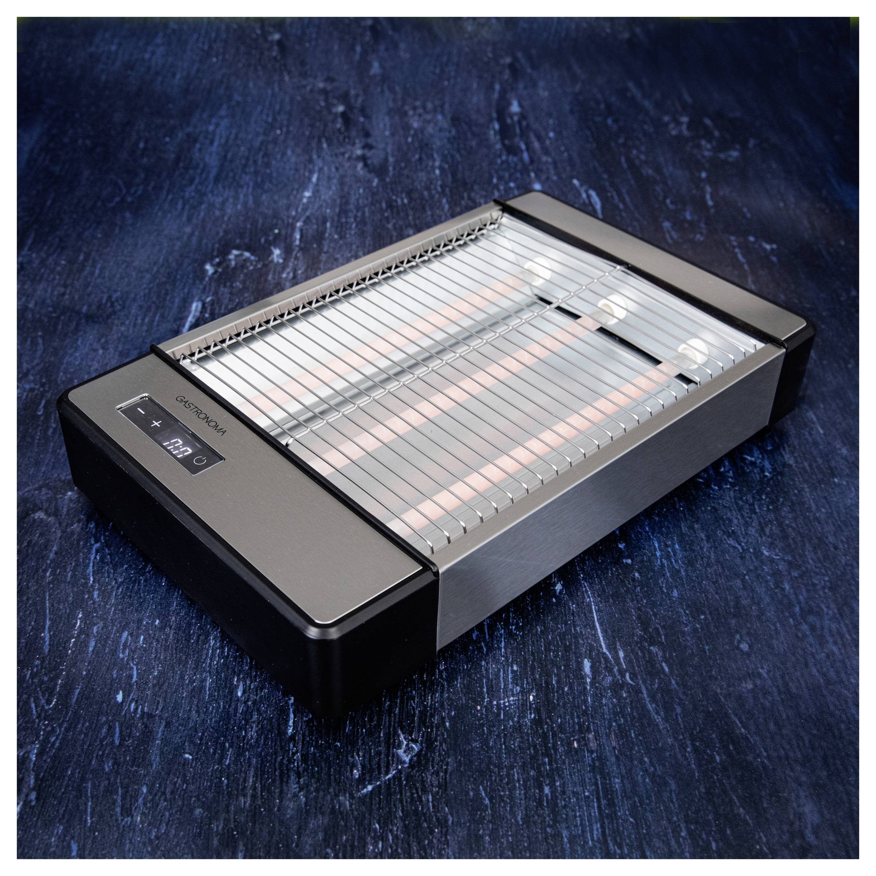 Un tranche-pain de style guillotine métallique avec une interface numérique, installé sur un fond texturé bleu foncé.