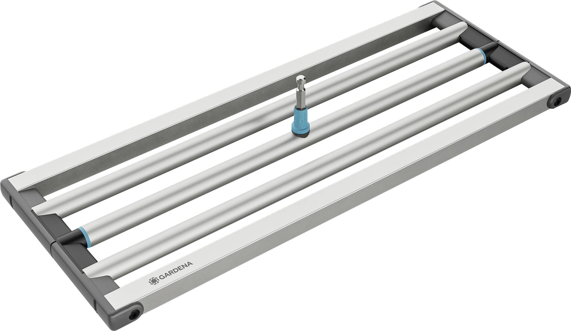 Un outil de jardin cadre rectangulaire en métal avec des rouleaux et un tuyau d'arrosage central, de marque 'Gardena', utilisé pour l'irrigation automatique.