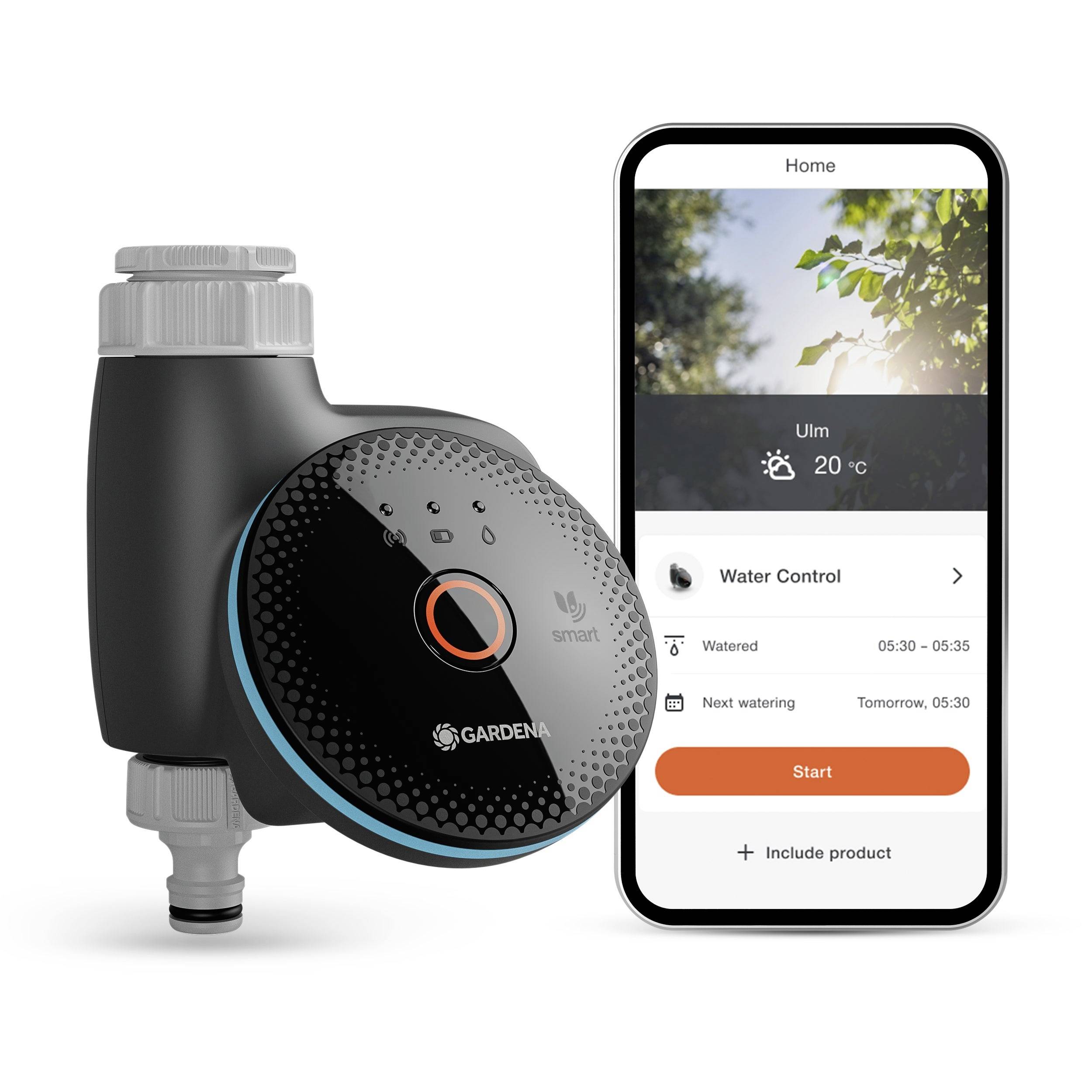 Une personne est assise à l'intérieur, tenant un smartphone affichant une liste. À proximité, une fenêtre laisse voir de la verdure à l'extérieur et une étagère sur laquelle se trouve un haut-parleur intelligent.