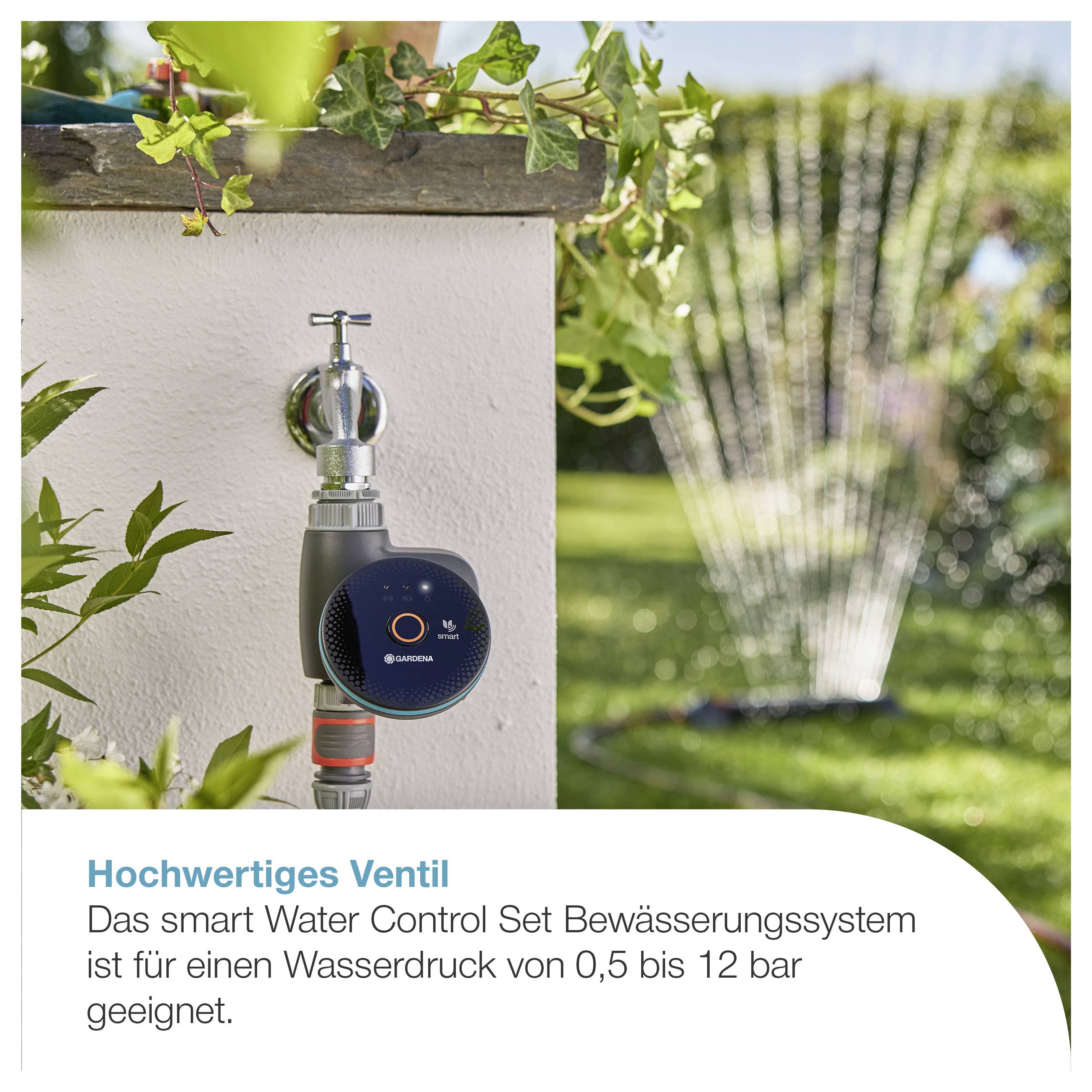 Smartes Bewässerungssystem an der Wand mit Ventil; Text: 'Hochwertiges Ventil' und Hinweis auf Wasserdruck von 0,5 bis 12 bar.