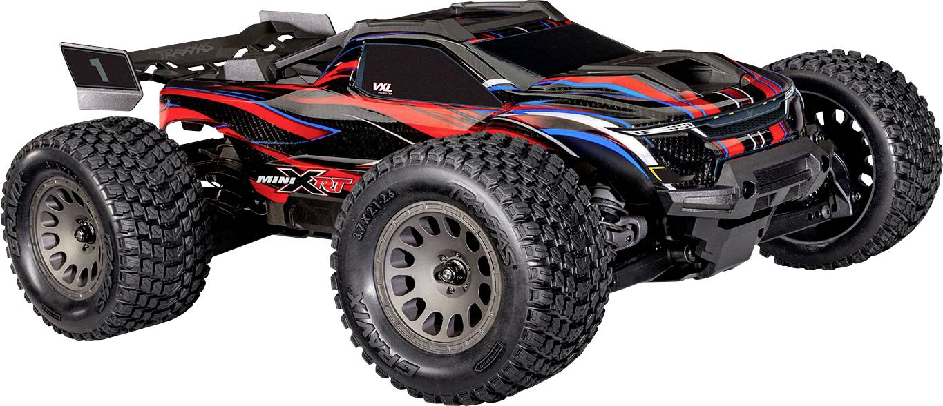 Voiture télécommandée rouge et bleue avec de grandes roues tout-terrain, conçue pour des performances à haute vitesse, présentée dans une vue dynamique en perspective.