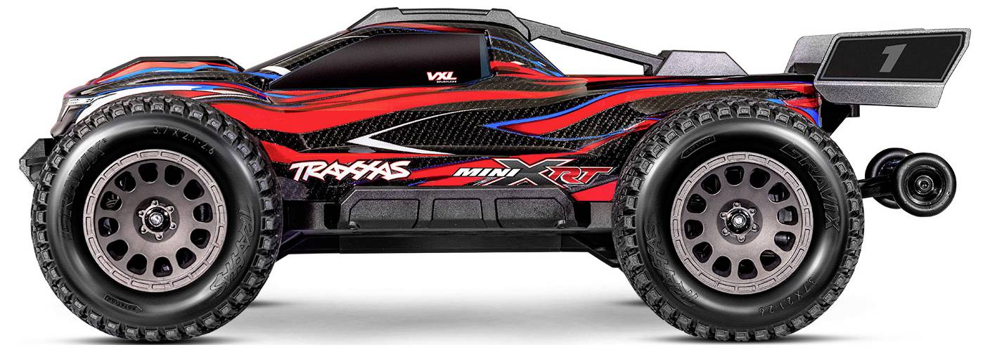 Une voiture télécommandée rouge et noire avec des touches bleues, dotée de grandes roues robustes et d'un aileron, portant l'étiquette « VXL » et « Traxxas Mini X ».