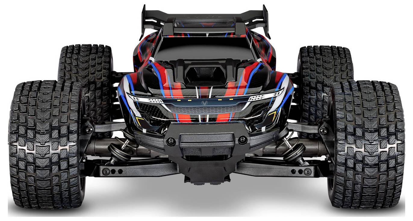 Une voiture télécommandée noire et rouge, équipée de grands pneus à crampons, est présentée de face, soulignant son design robuste et sportif.