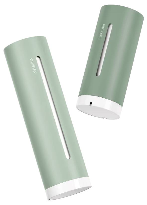 Deux dispositifs domotiques cylindriques verts avec des fentes, étiquetés 'Netatmo'. Probablement destinés à mesurer la température ou la qualité de l'air.