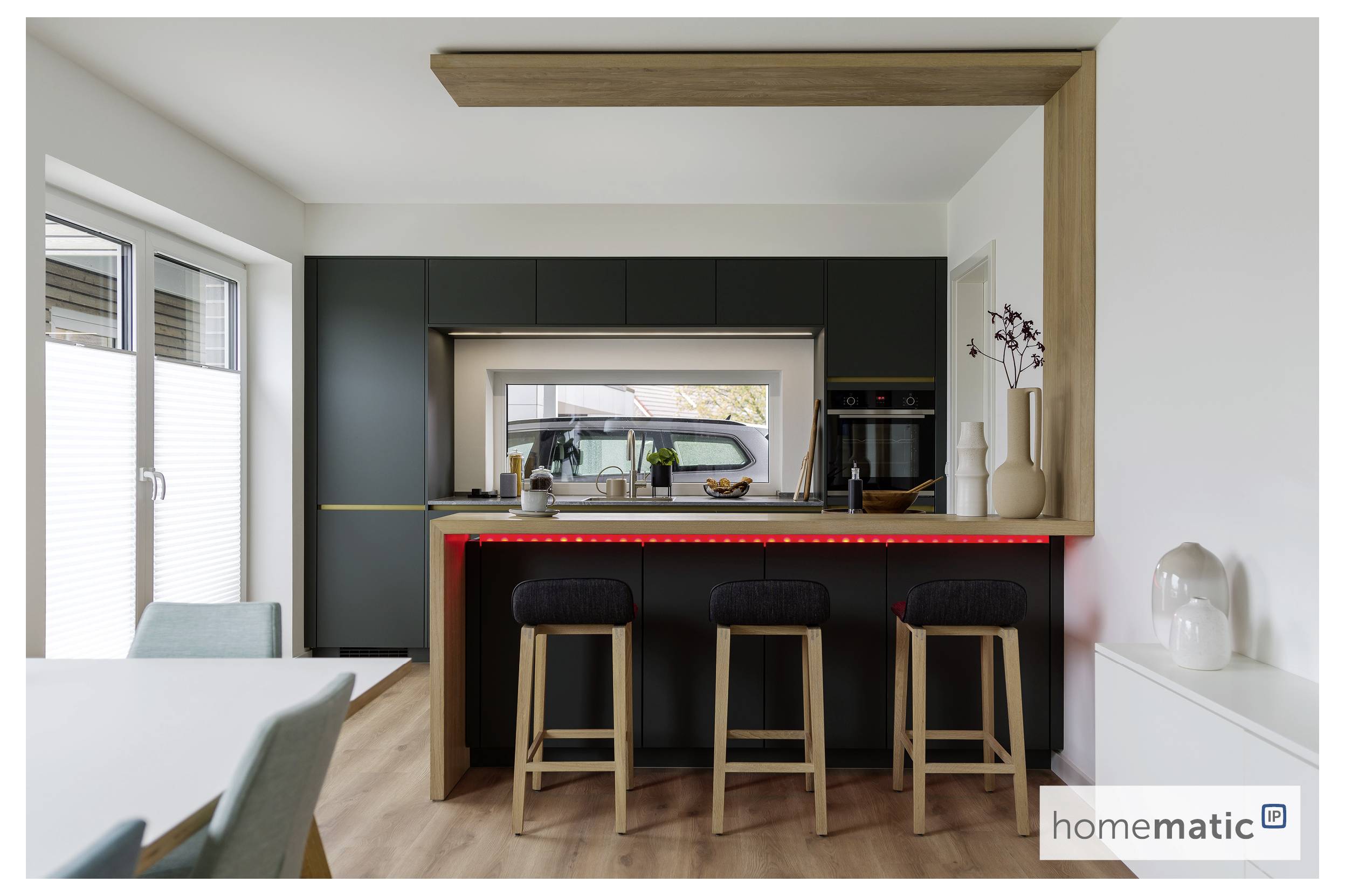 Cuisine moderne avec des armoires foncées, un îlot central pourvu de tabourets, et une grande vue sur fenêtre. Design élégant et minimaliste.