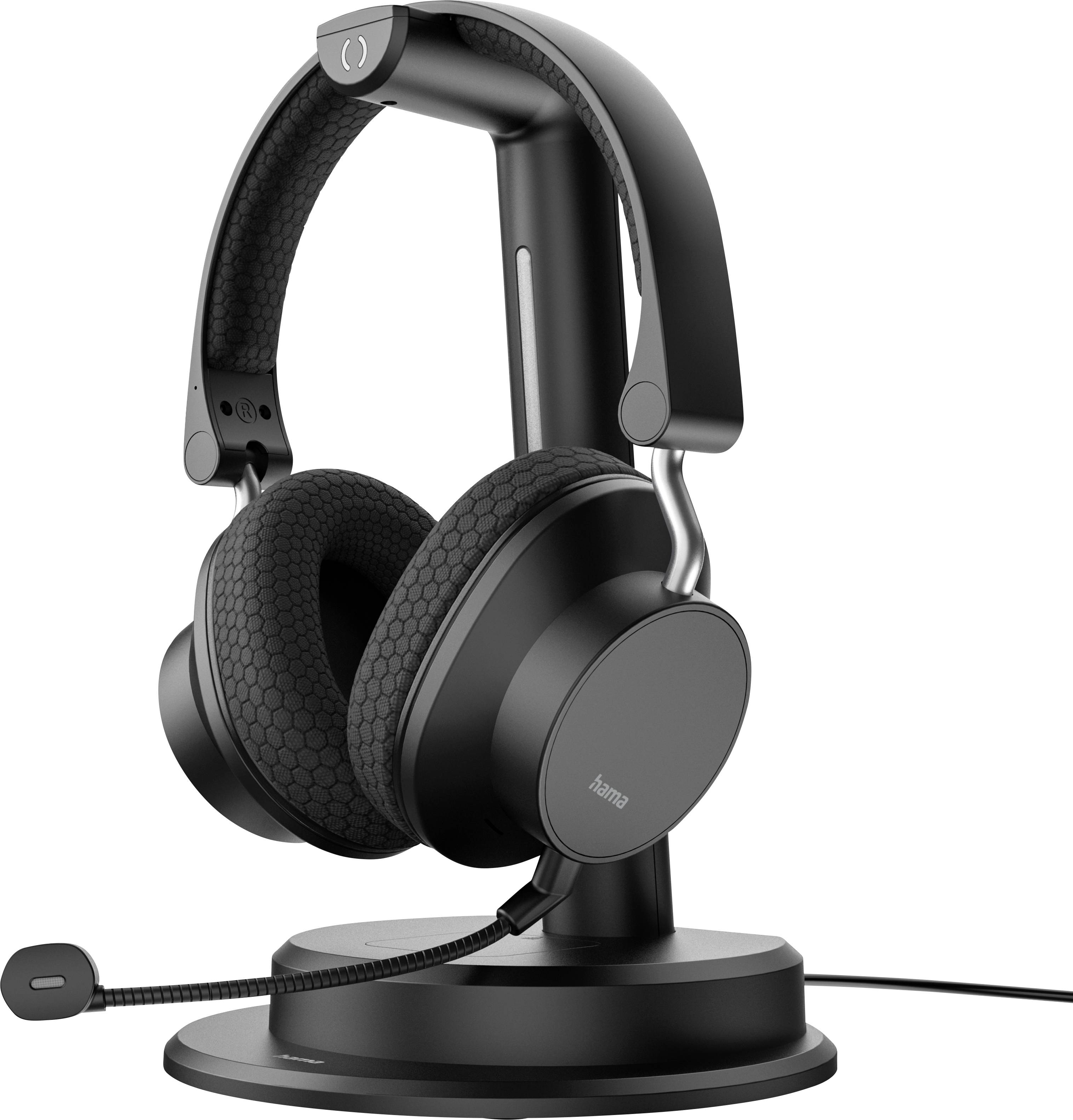 Casque noir circumaural avec microphone, reposant sur un support.