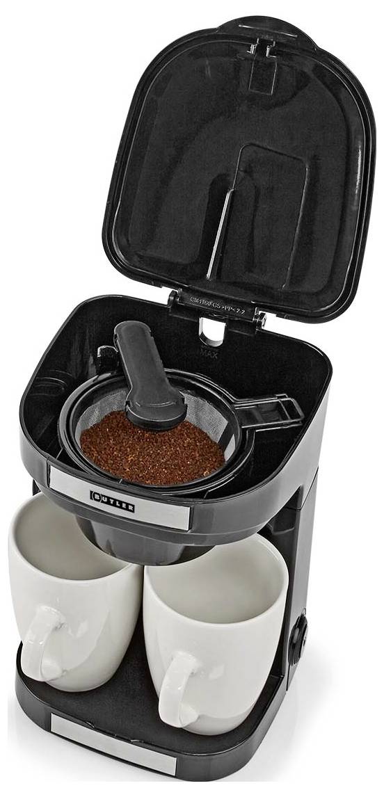 Une cafetière avec un couvercle ouvert montrant un filtre rempli de café moulu, prêt à être infusé. Deux tasses blanches sont placées sous les becs verseurs.