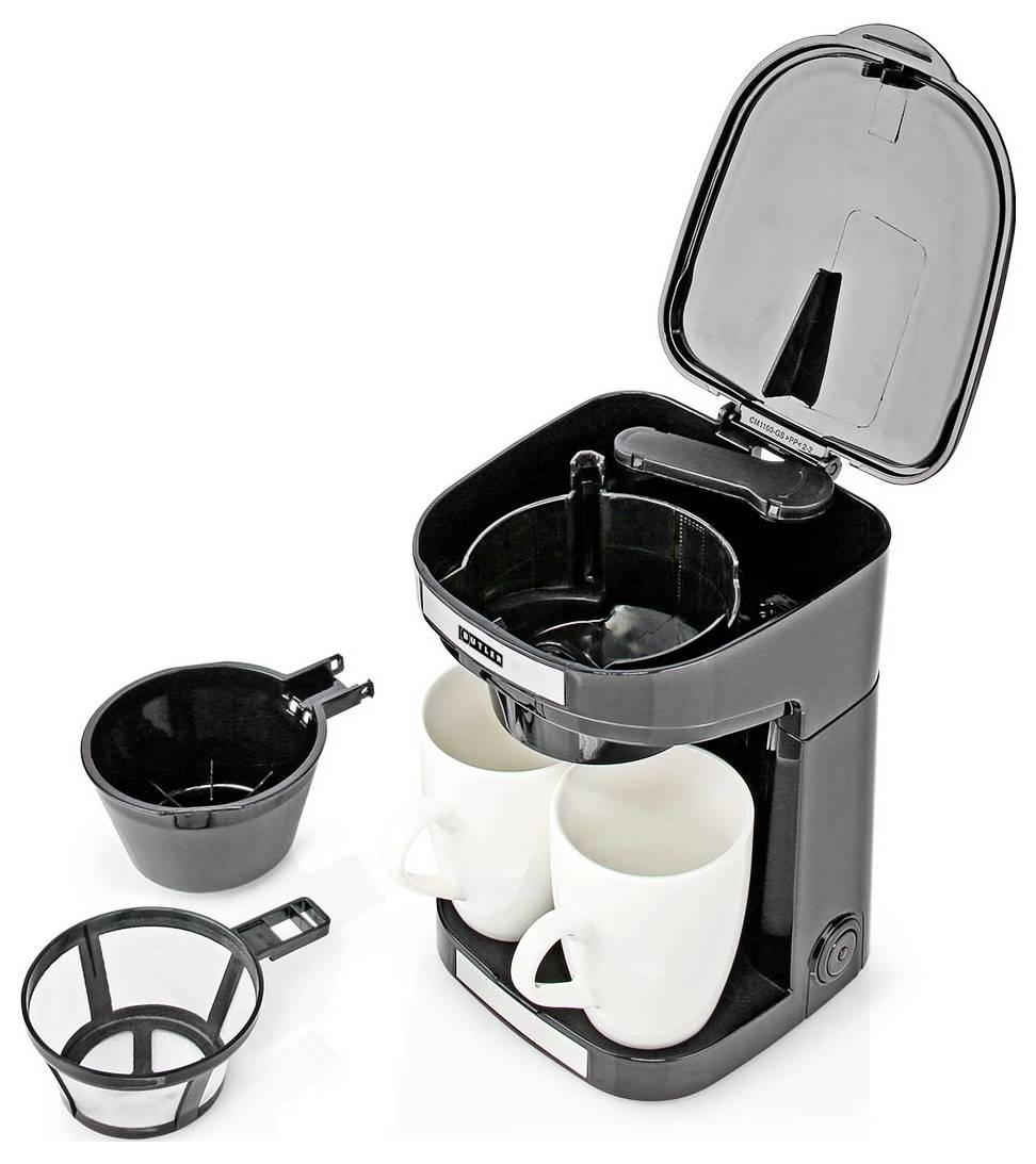 Un cafetière noir avec son couvercle ouvert est visible, deux tasses en céramique blanche sont placées à l'intérieur. Le filtre amovible et le porte-filtre sont disposés à côté.