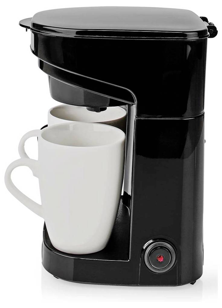 Une cafetière noire avec une tasse blanche positionnée sous le distributeur, prête à être utilisée. Le bouton marche/arrêt est visible sur le socle.