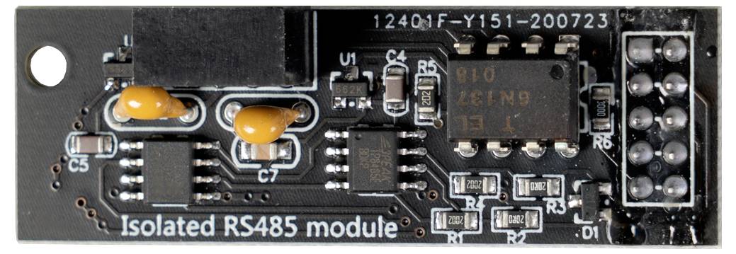 Gros plan d'une carte de circuit de module RS485 isolé avec des composants étiquetés et un connecteur terminal sur la droite.