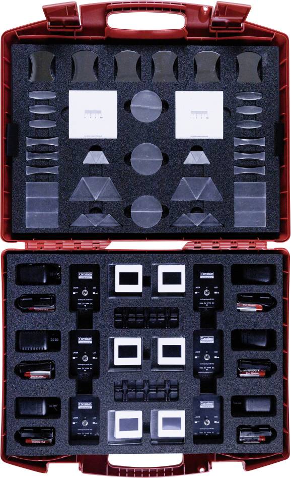 Un étui à outils rouge contenant des composants modulaires pour les tests électriques, disposés en deux couches avec des fentes pour les appareils de différentes tailles.