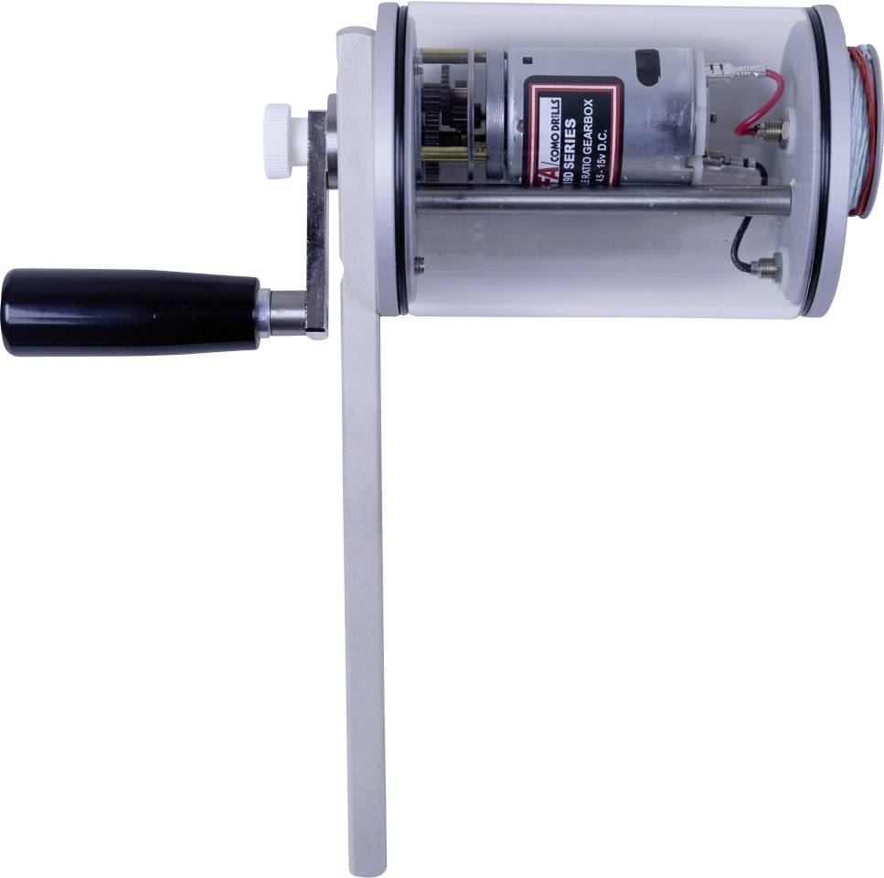 Générateur à manivelle avec composants internes visibles et fil rouge, dotée d'une poignée rotative et d'un boîtier transparent sur fond blanc.