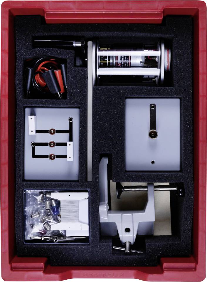 « Kit de Montage de Mouches » dans une boîte rouge, contenant des outils comme un étau, une bobine, du fil, des hameçons et des matériaux disposés méticuleusement pour la fabrication de mouches.