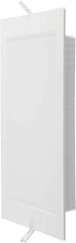 Une grille de ventilation blanche rectangulaire au plafond, avec des lamelles inclinées, conçue pour assurer la circulation de l'air.