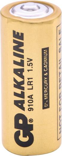 Un gros plan d'une pile alcaline dorée étiquetée « GP ALKALINE 910A LR1 1,5V », avec la mention « 0 % mercure et cadmium » sur le côté.