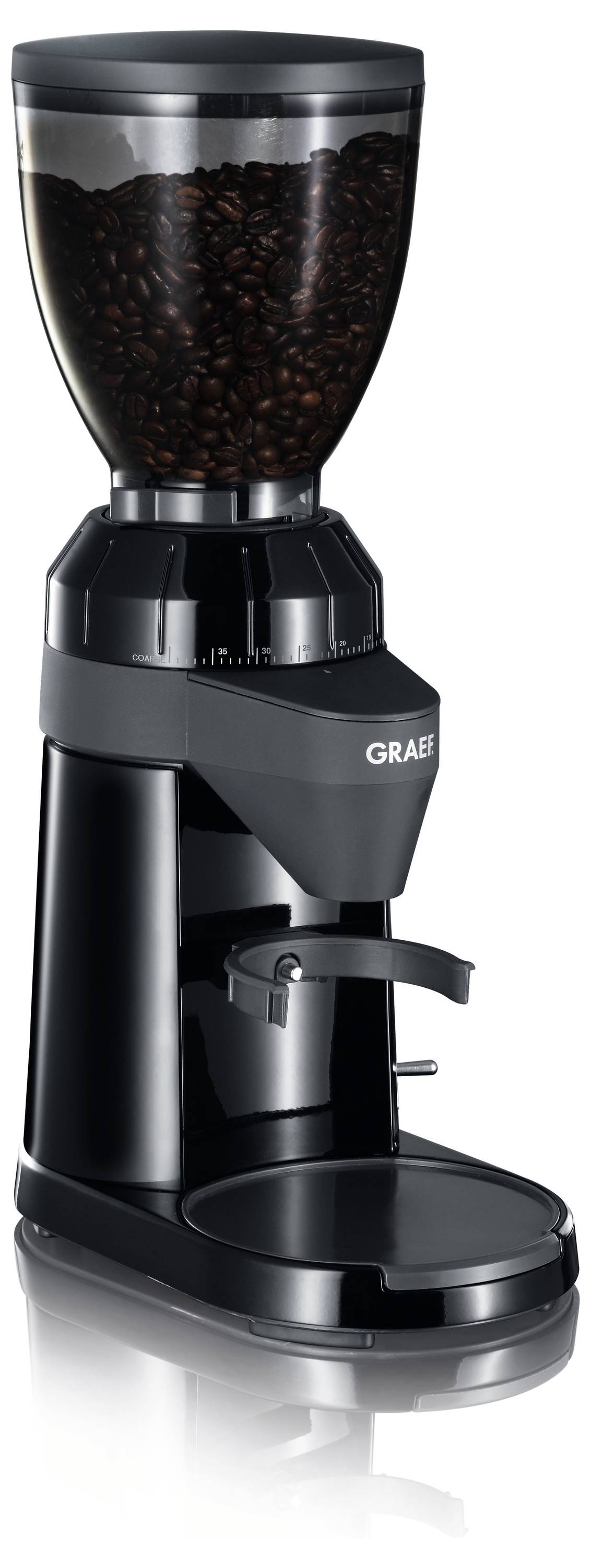 « Un moulin à café noir avec un récipient transparent rempli de grains de café, doté d'un bec verseur et d'un cadran de réglage de la grosseur de mouture. »
