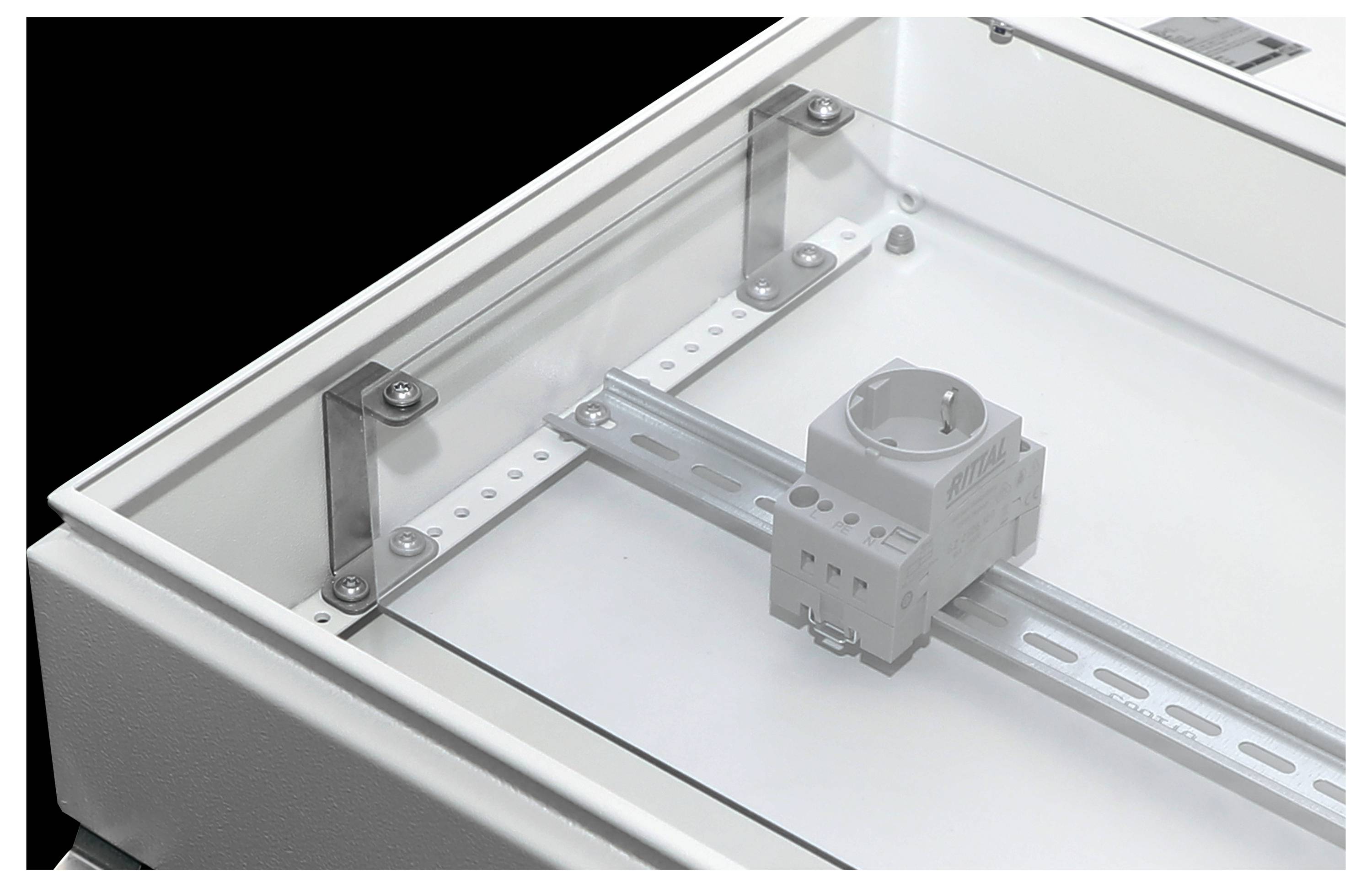 Intérieur d'un coffret électrique présentant un rail DIN monté avec un module à socle unique, mettant en valeur la configuration de l'assemblage.