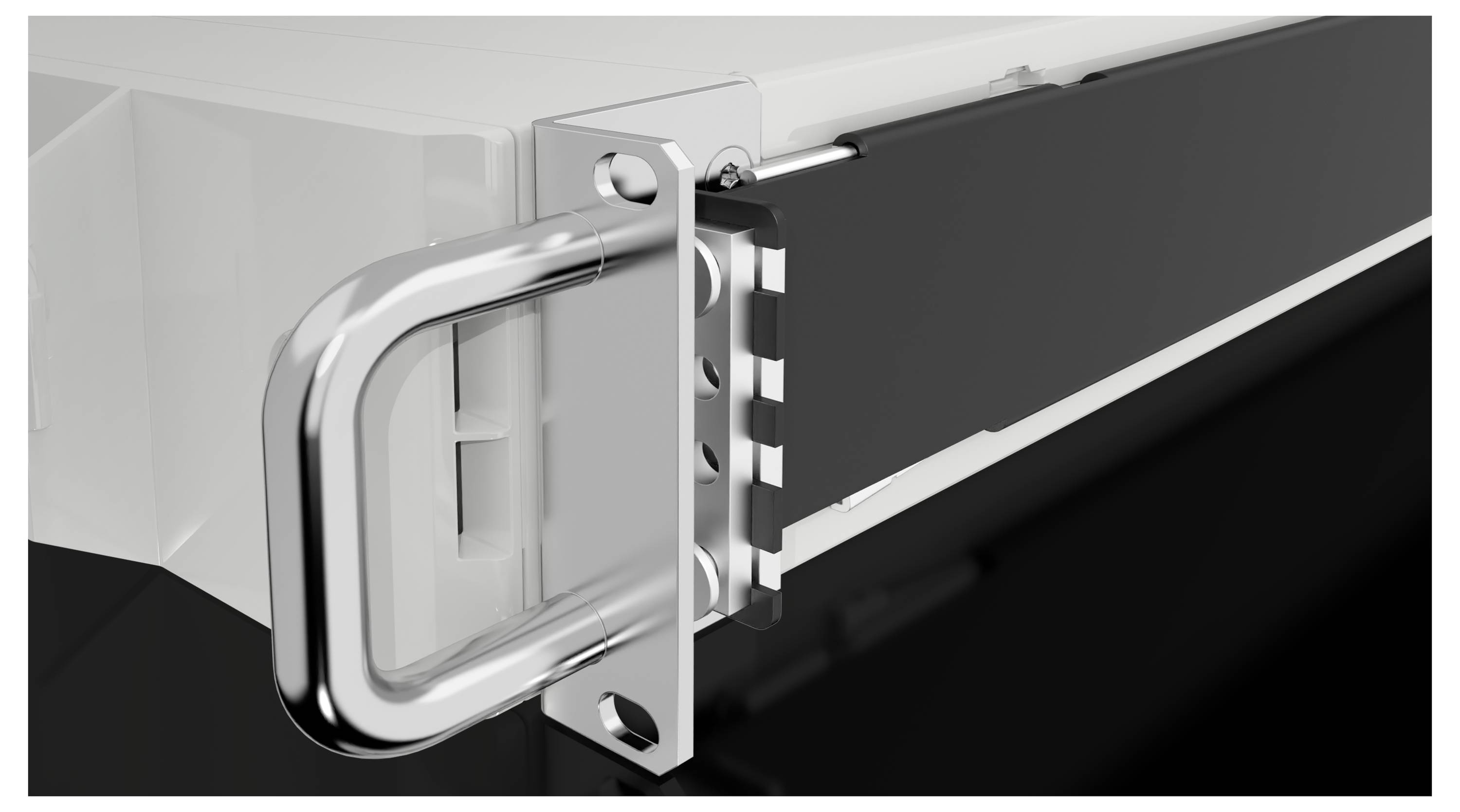 Un loquet métallique fixant une lanière noire à un objet rectangulaire blanc, suggérant un mécanisme de fermeture ou de fixation.