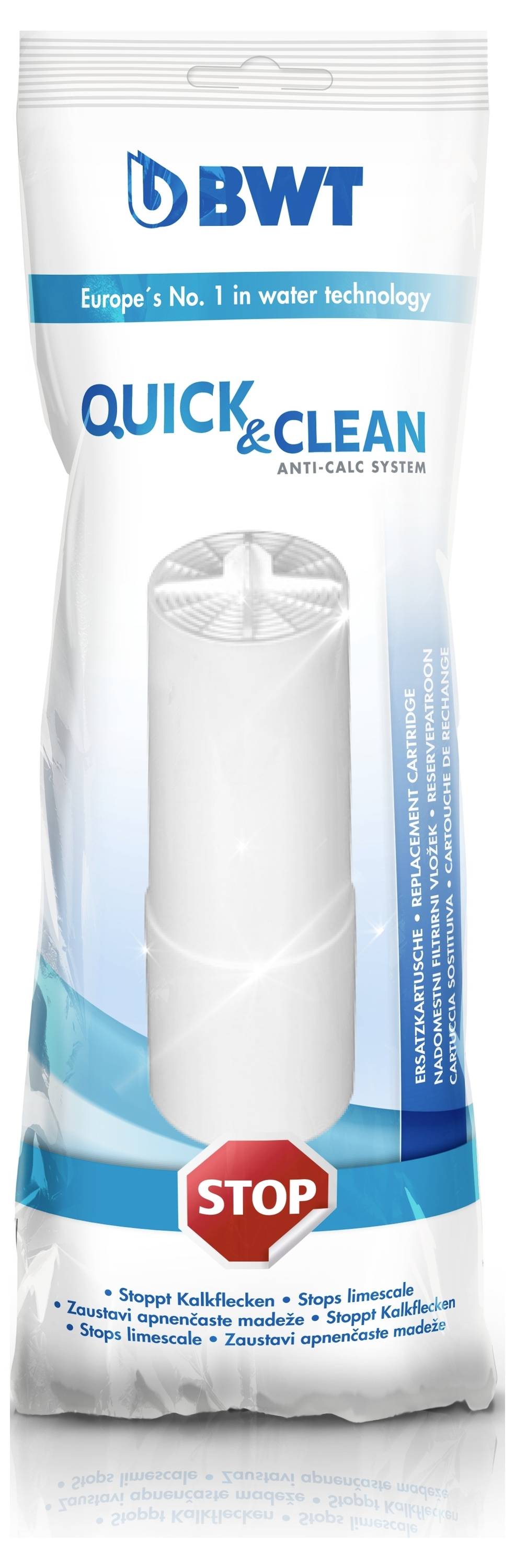 Un système anti-calcaire Quick & Clean de BWT comprenant un produit cylindrique blanc avec des éléments de marque bleus et une étiquette rouge « Stop ».