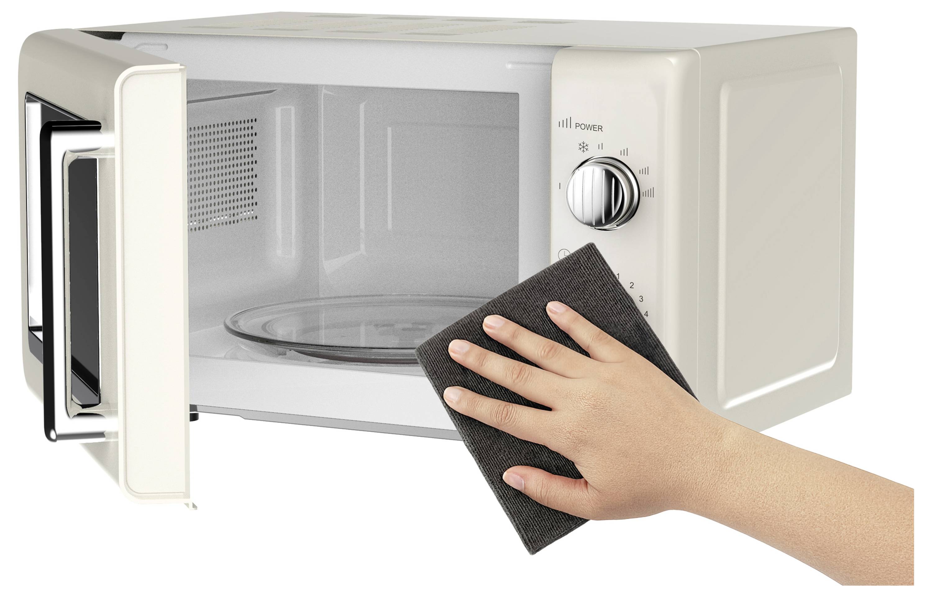Une personne utilise une éponge pour nettoyer l'intérieur d'un four à micro-ondes avec la porte ouverte.