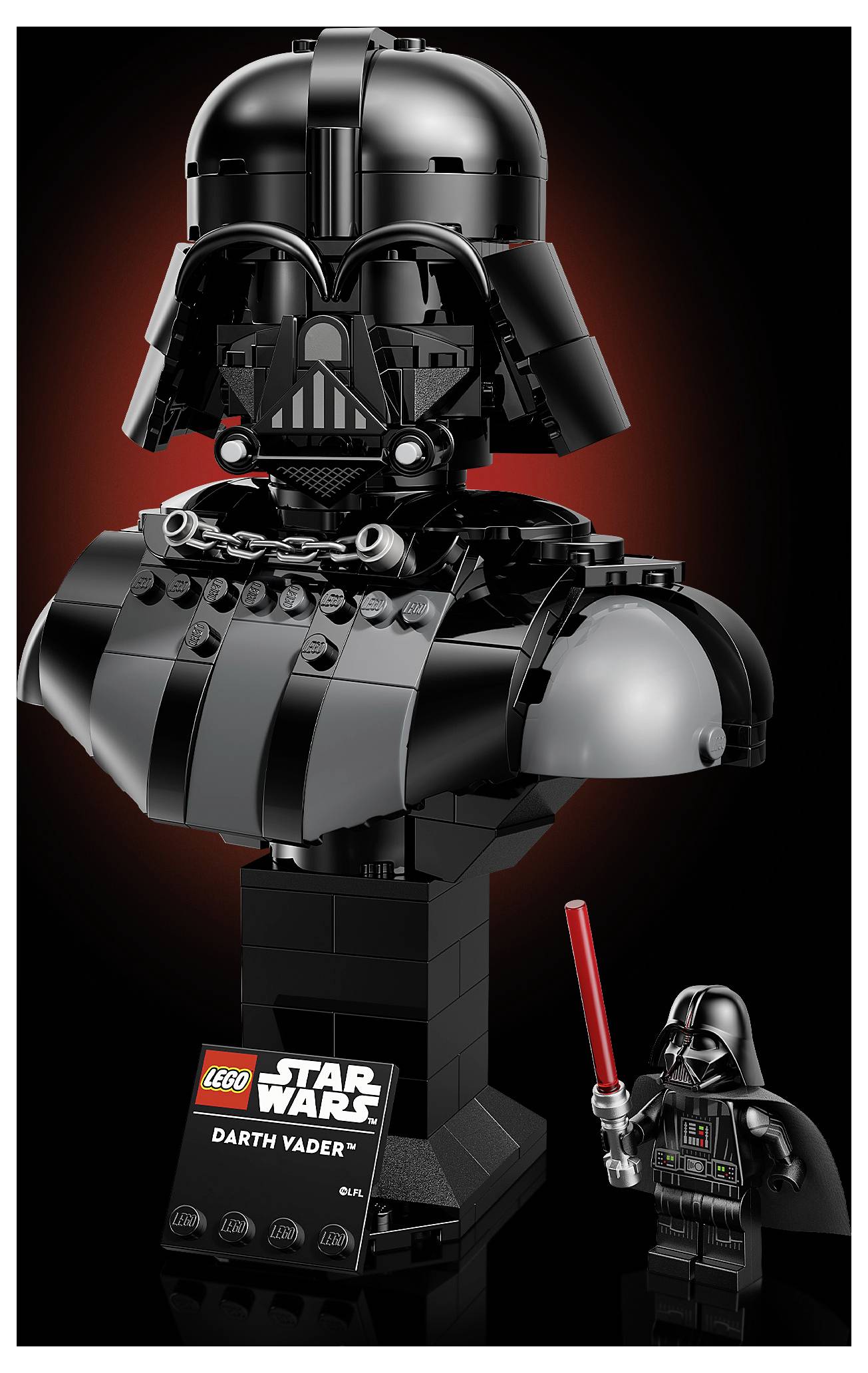 Un buste LEGO de Dark Vador avec son casque distinctif et ses épaules, accompagné d'une plus petite minifigurine Dark Vador tenant un sabre laser rouge.