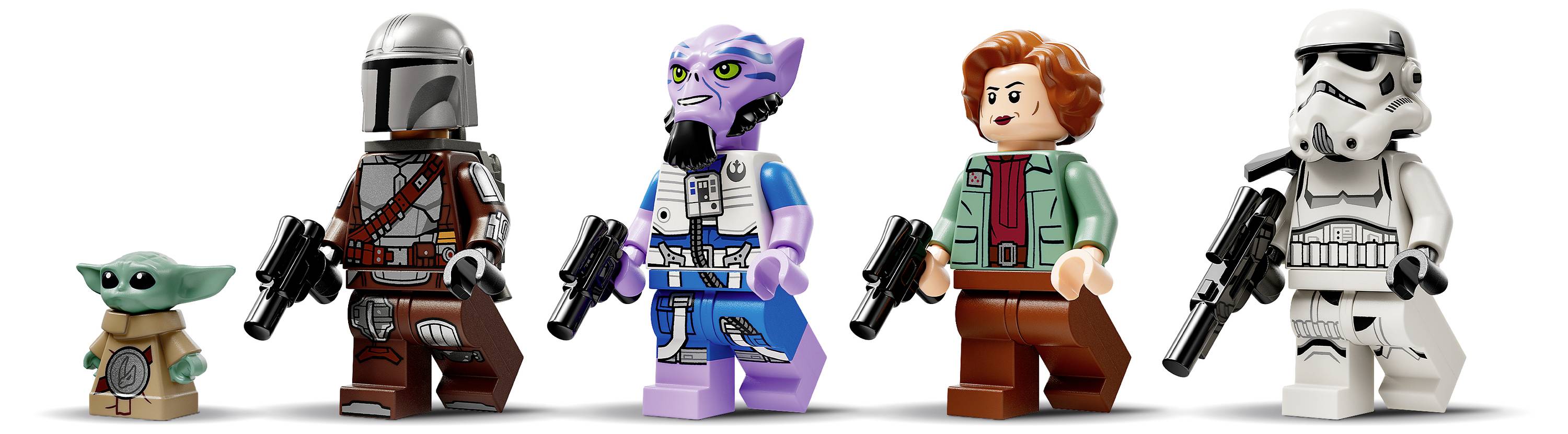 Cinq minifigurines LEGO colorées, incluant un extraterrestre vert et des personnages armés, se tenant en rang, chacun tenant des blasters.