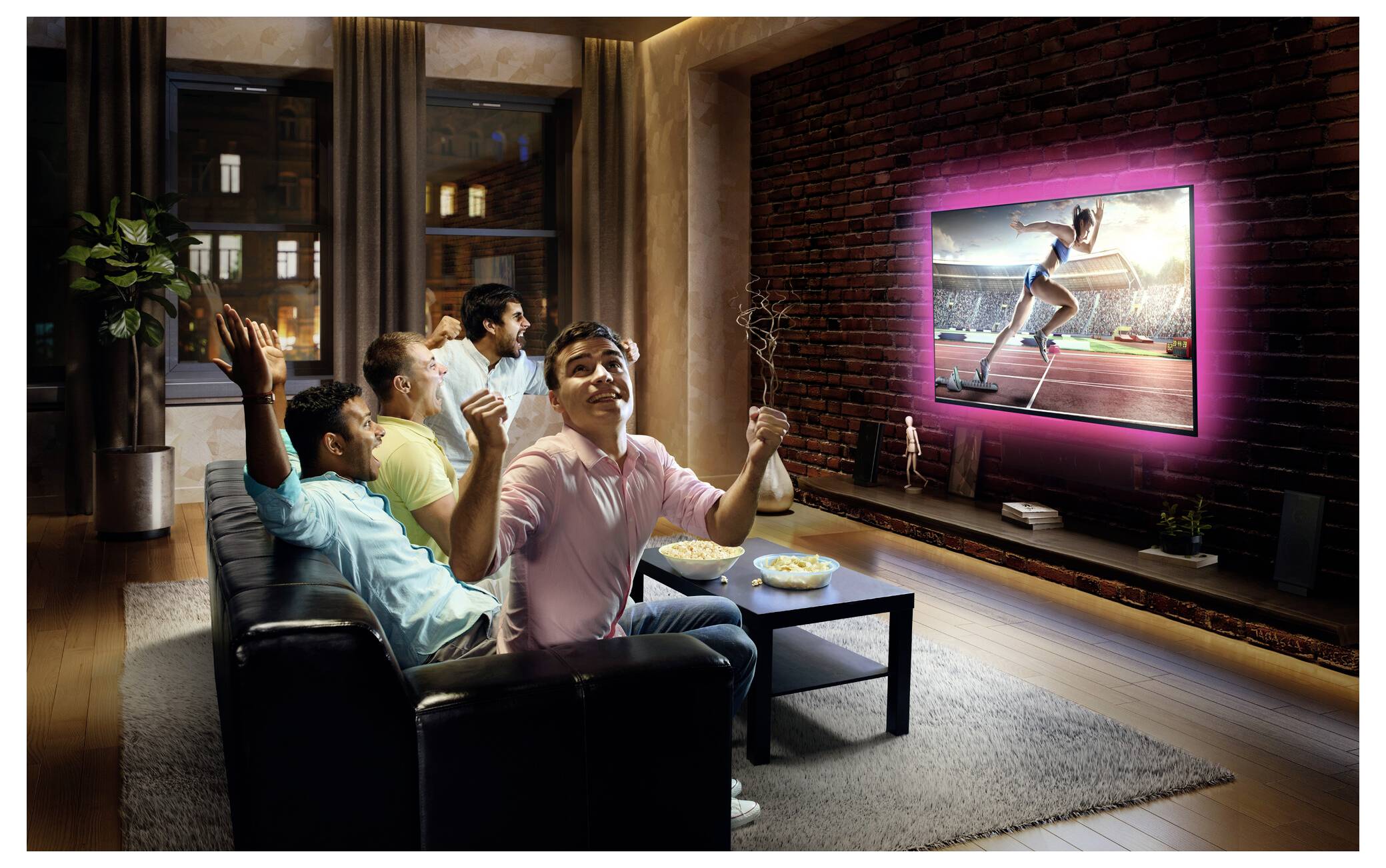 Un groupe d'amis pousse des cris enthousiastes en regardant un événement sportif sur un téléviseur grand écran dans un salon confortable et chaleureux.