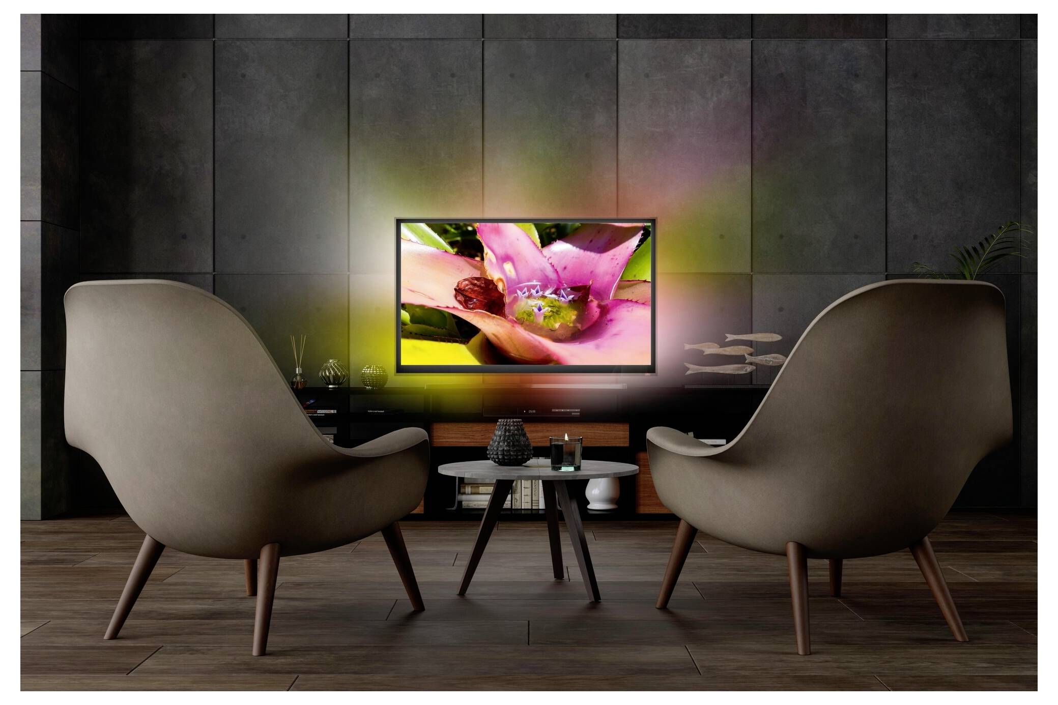 Deux chaises modernes font face à un téléviseur affichant une image vibrante de fleur. L'environnement est un salon élégant aux murs sombres et au plancher en bois.