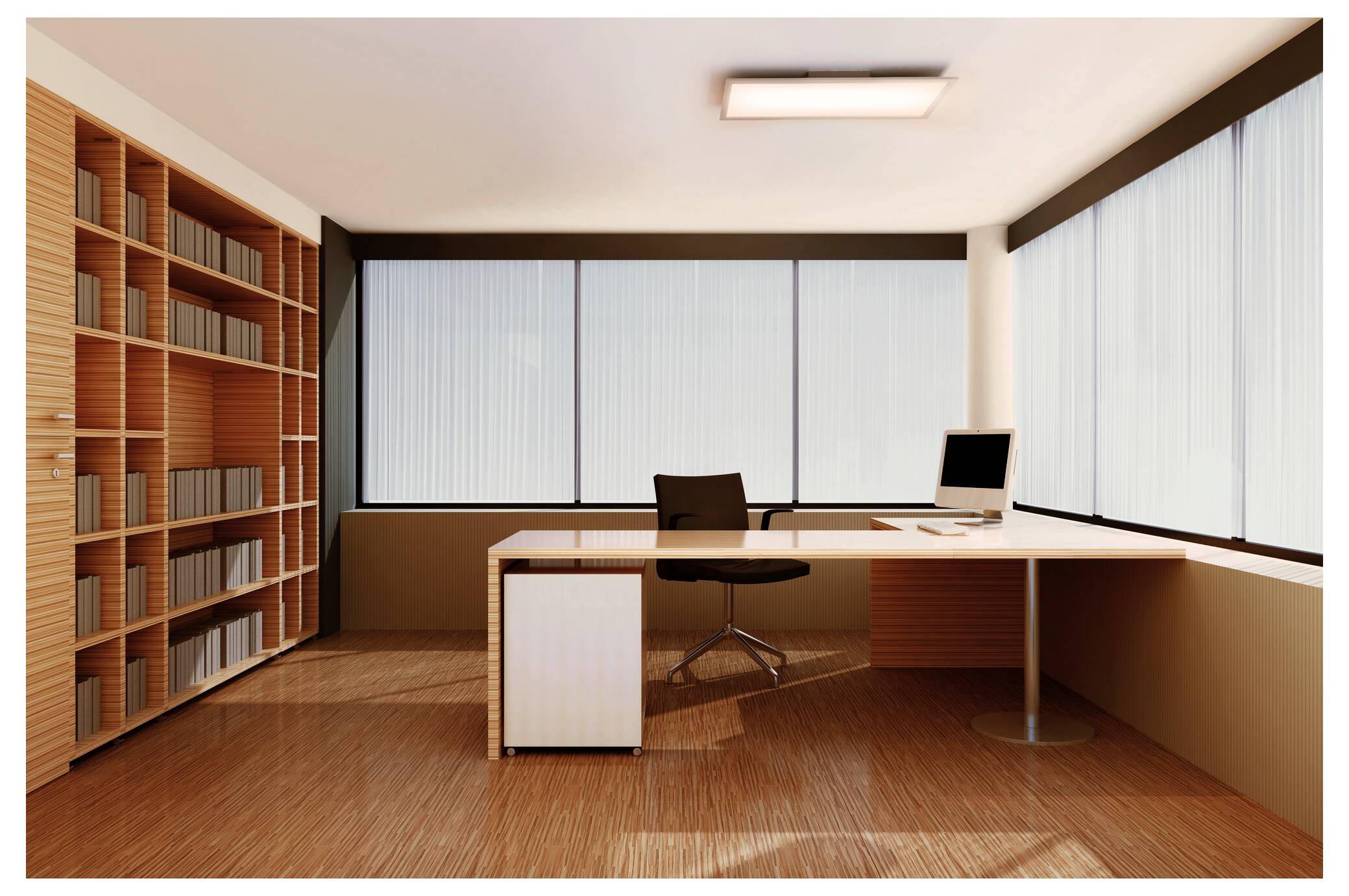 Un bureau moderne avec un grand bureau, une chaise, un ordinateur et une bibliothèque. De grandes fenêtres sur deux murs permettent l'entrée de lumière naturelle, renforçant l'impression d'espace.