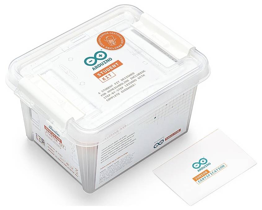 Kit de démarrage Arduino pour étudiants avec logo Arduino et étiquettes, à côté d'une carte blanche. Le kit est destiné à des fins éducatives en électronique et programmation.
