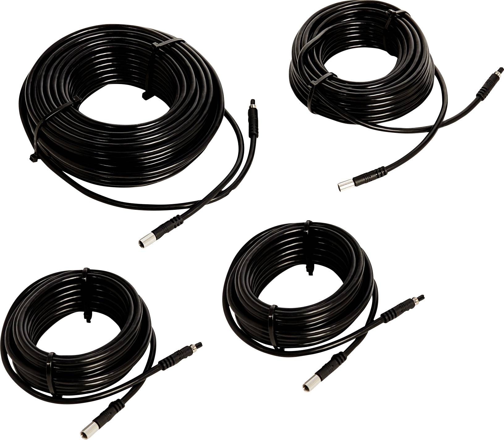 « Quatre câbles noirs enroulés avec des connecteurs, de longueurs variées, posés sur un fond blanc. »
