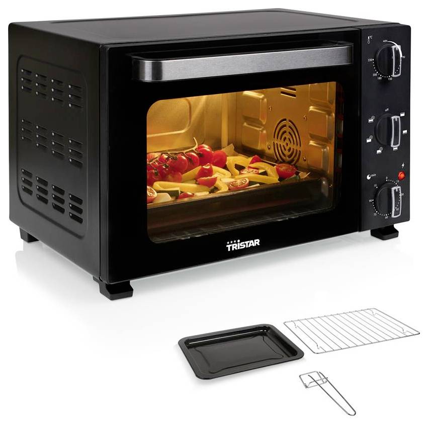 Un four de cuisine noir avec une porte en verre, montrant des plateaux de légumes à l'intérieur. Des boutons de commande sur le côté permettent de régler les paramètres. Un plateau et une grille sont disposés à côté.