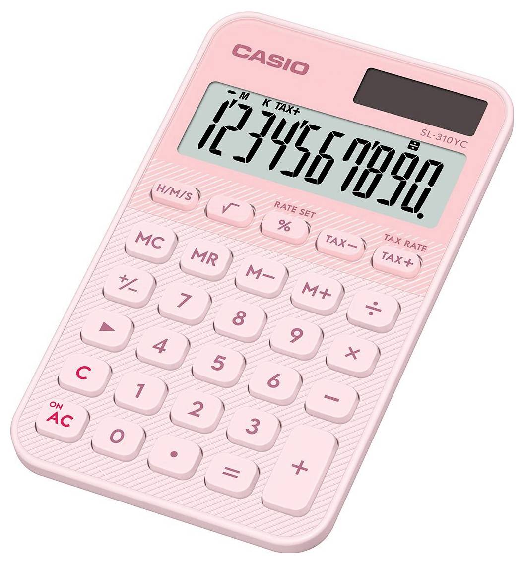Une calculatrice Casio SL-310YC rose affichant les chiffres « 1234567890 » sur son écran, avec des touches standard et des options de calcul de taxes.