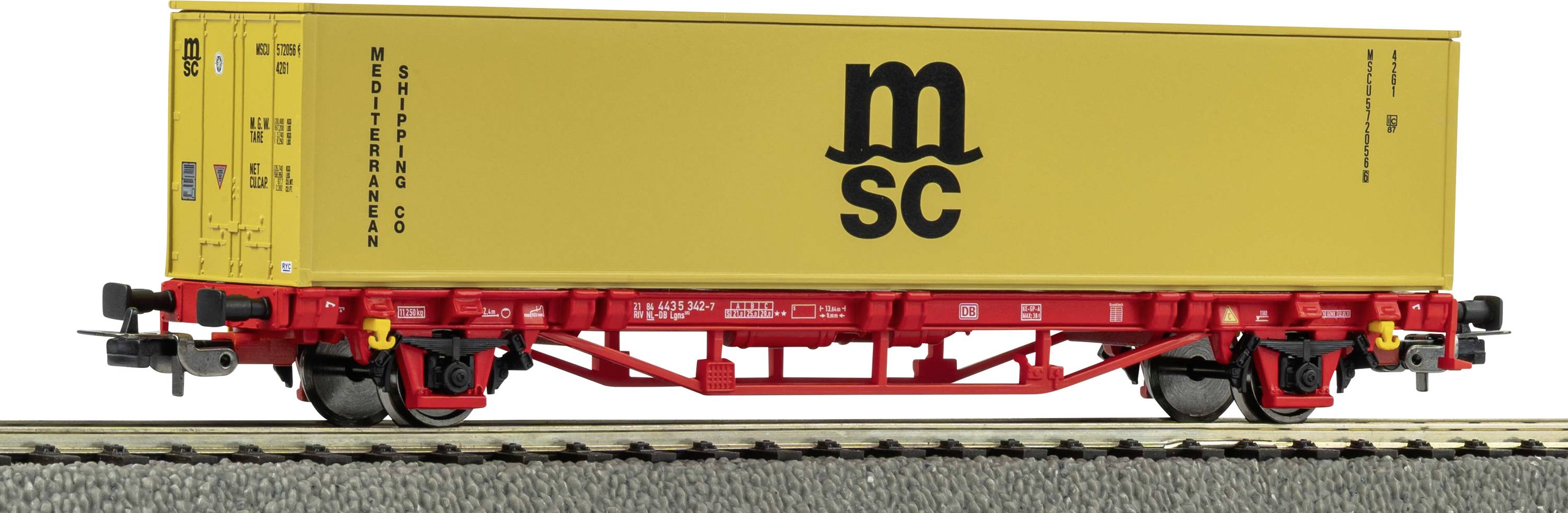 Un conteneur d'expédition jaune avec le logo « MSC » est monté sur un wagon rouge, posé sur des rails de chemin de fer, soulignant la logistique des transports.