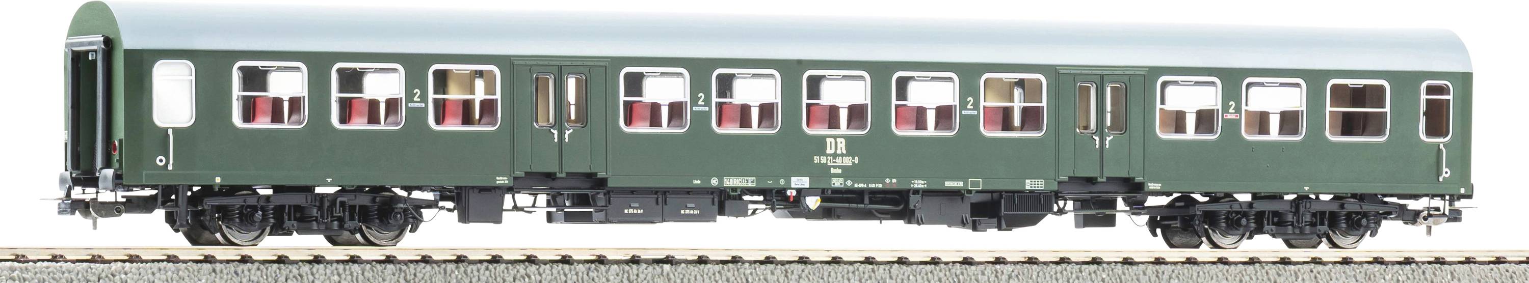 Un modèle de voiture de train de passagers verte est exposé sur une voie ferrée, présentant des fenêtres et des roues détaillées.