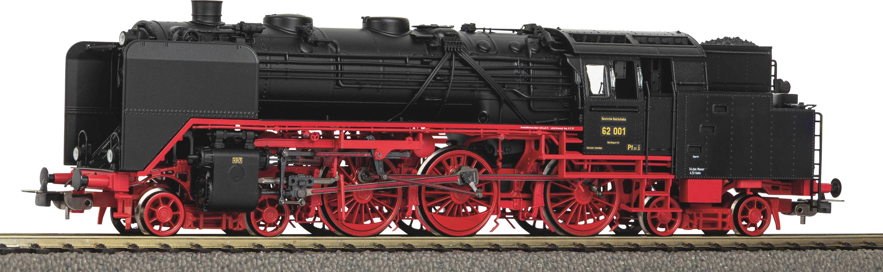 Un modèle détaillé d'une locomotive à vapeur noire avec des roues et un châssis rouges, exposé sur une voie ferrée.