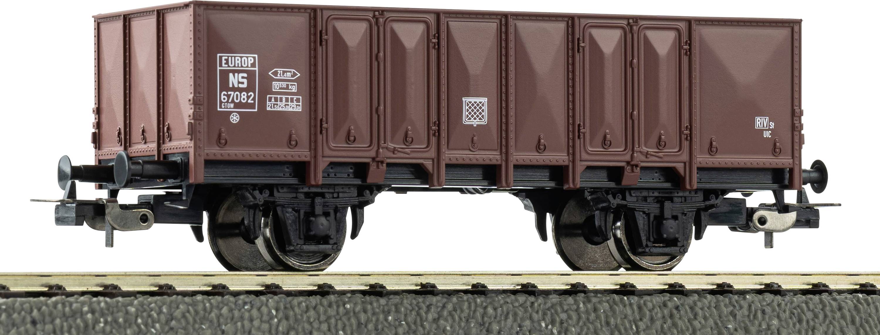 Un wagon de marchandises de train miniature brun avec des textures détaillées et des étiquettes, positionné sur une voie ferrée, mettant en évidence ses roues et ses attelages.