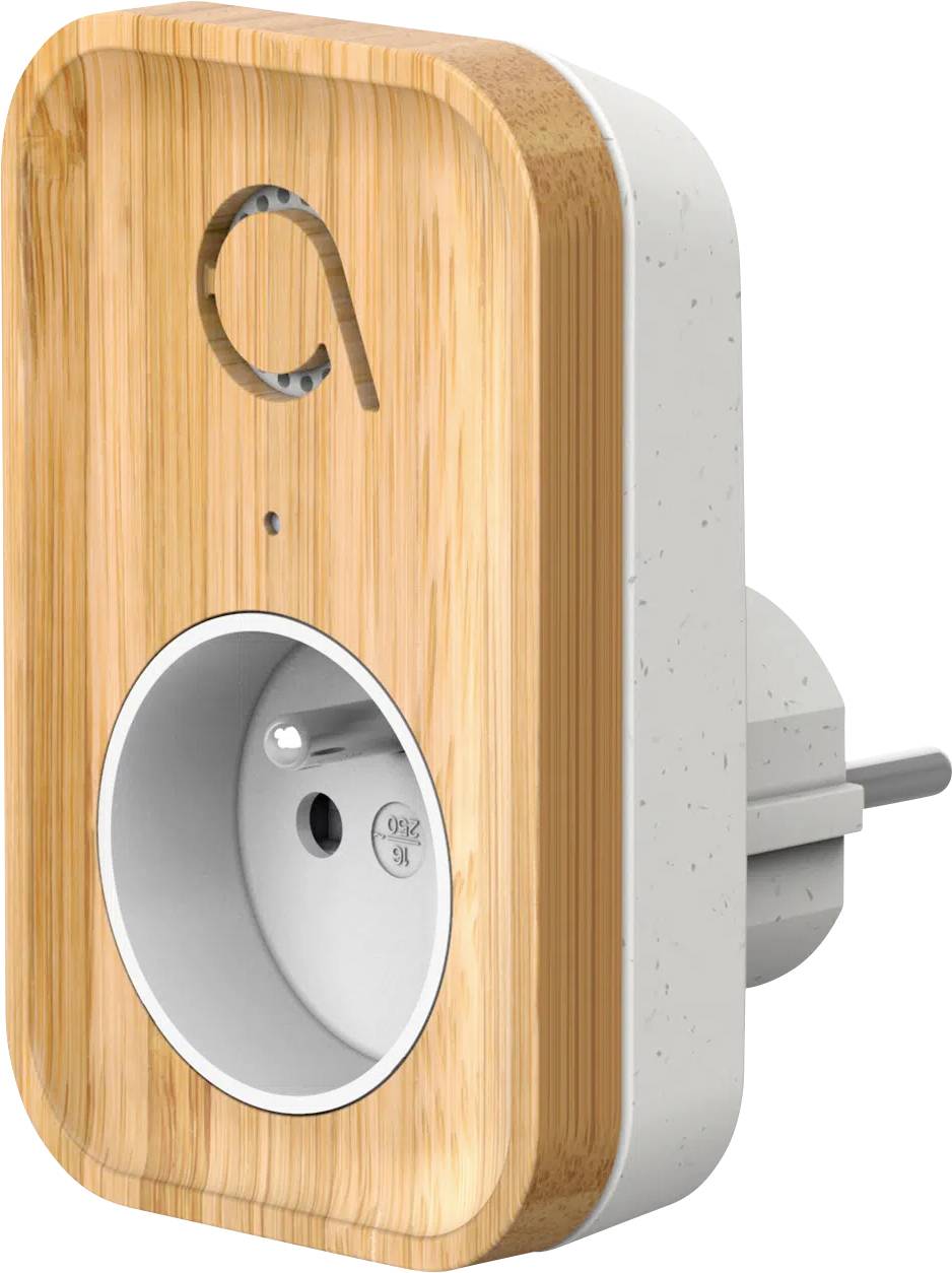 Prise intelligente avec extérieur en bois et douille circulaire, conçue pour la surveillance énergétique et le contrôle à distance via une application compatible.