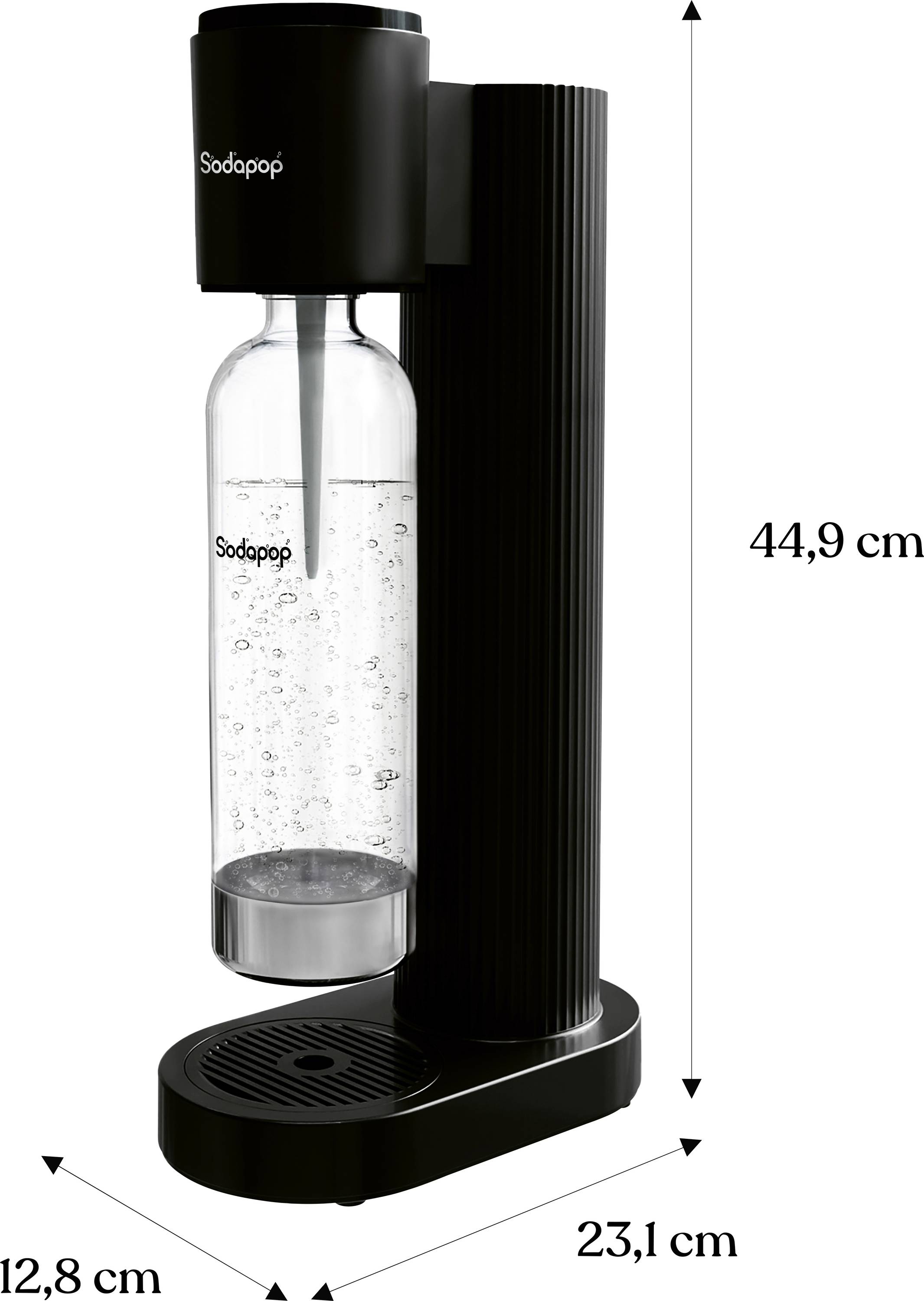 Machine à soda 'Sodapop' avec les dimensions suivantes : hauteur 44,9 cm, profondeur 23,1 cm, largeur 12,8 cm. Bouteille remplie d'eau gazeuse.