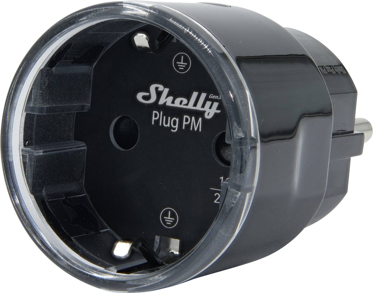 Une prise intelligente Shelly Plug PM noire avec deux fentes de broche et une connexion de terre, conçue pour surveiller la consommation d'énergie et la commande à distance.