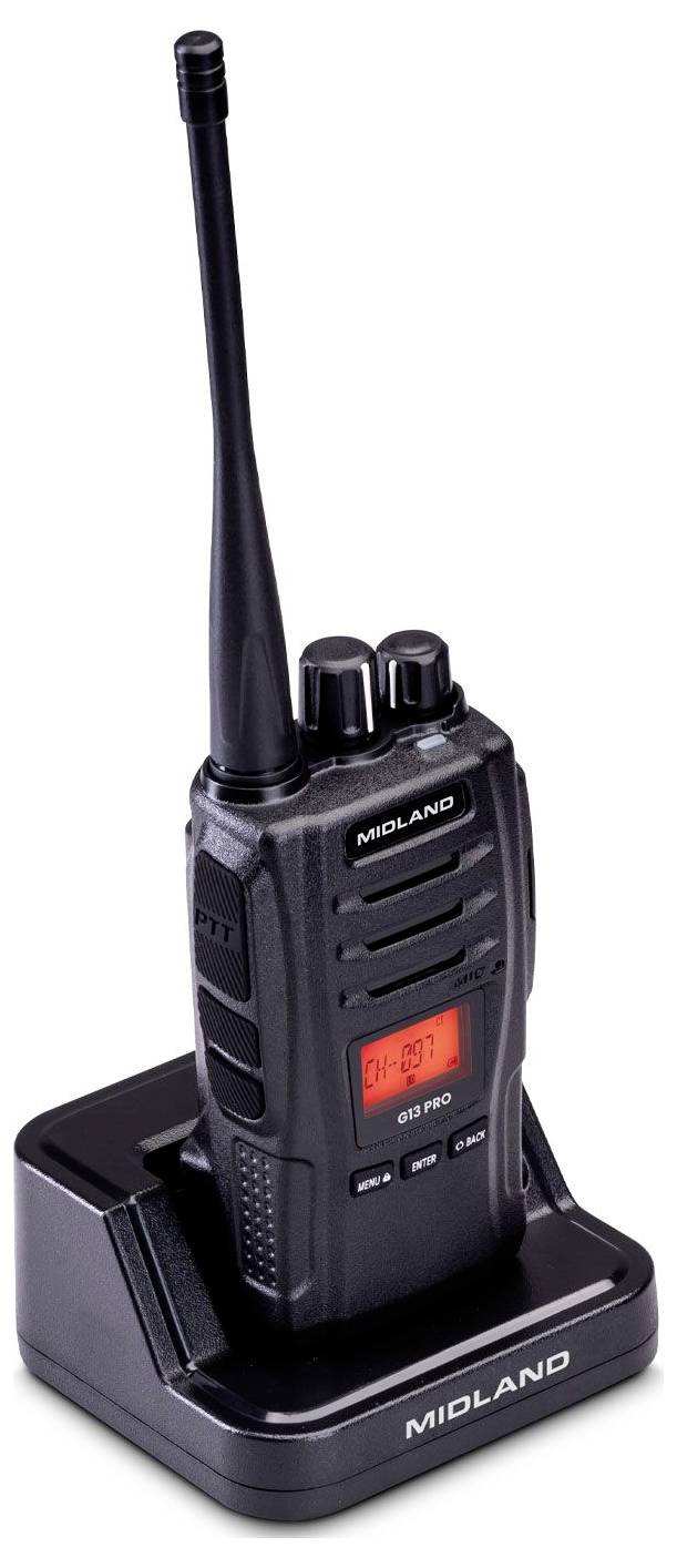 Un talkie-walkie noir sur un socle de recharge. L'appareil est doté d'une longue antenne et d'un écran d'affichage numérique orange affichant un numéro de canal.