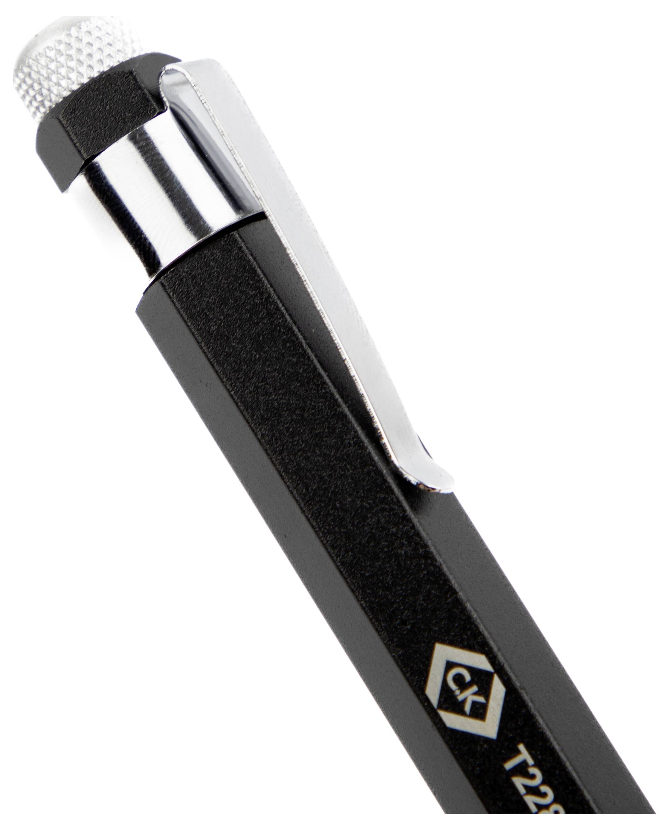 Un gros plan d'un crayon mécanique noir avec un clip argenté et une gomme, montrant le logo de sa marque près du haut.