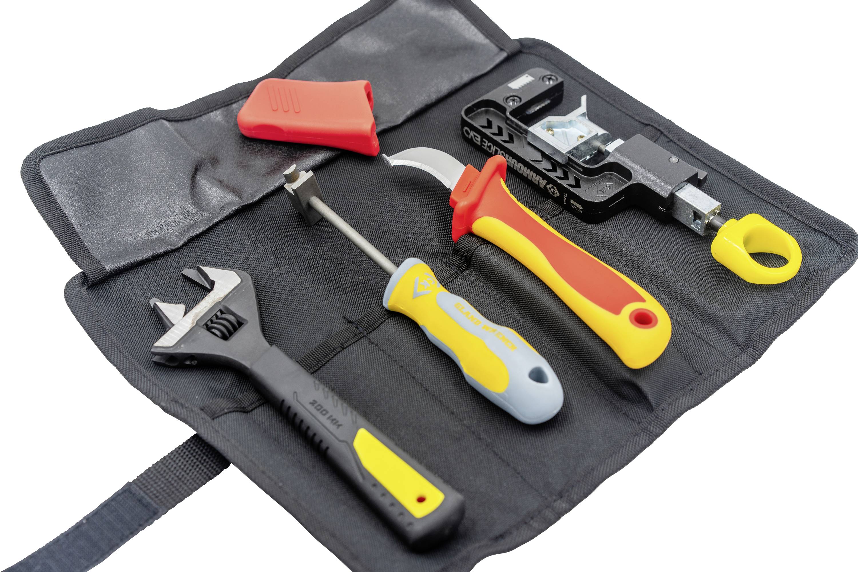 Une trousse d'outils avec une clé à molette réglable, un tournevis, un couteau utilitaire et d'autres outils soigneusement rangés dans un étui en tissu noir.
