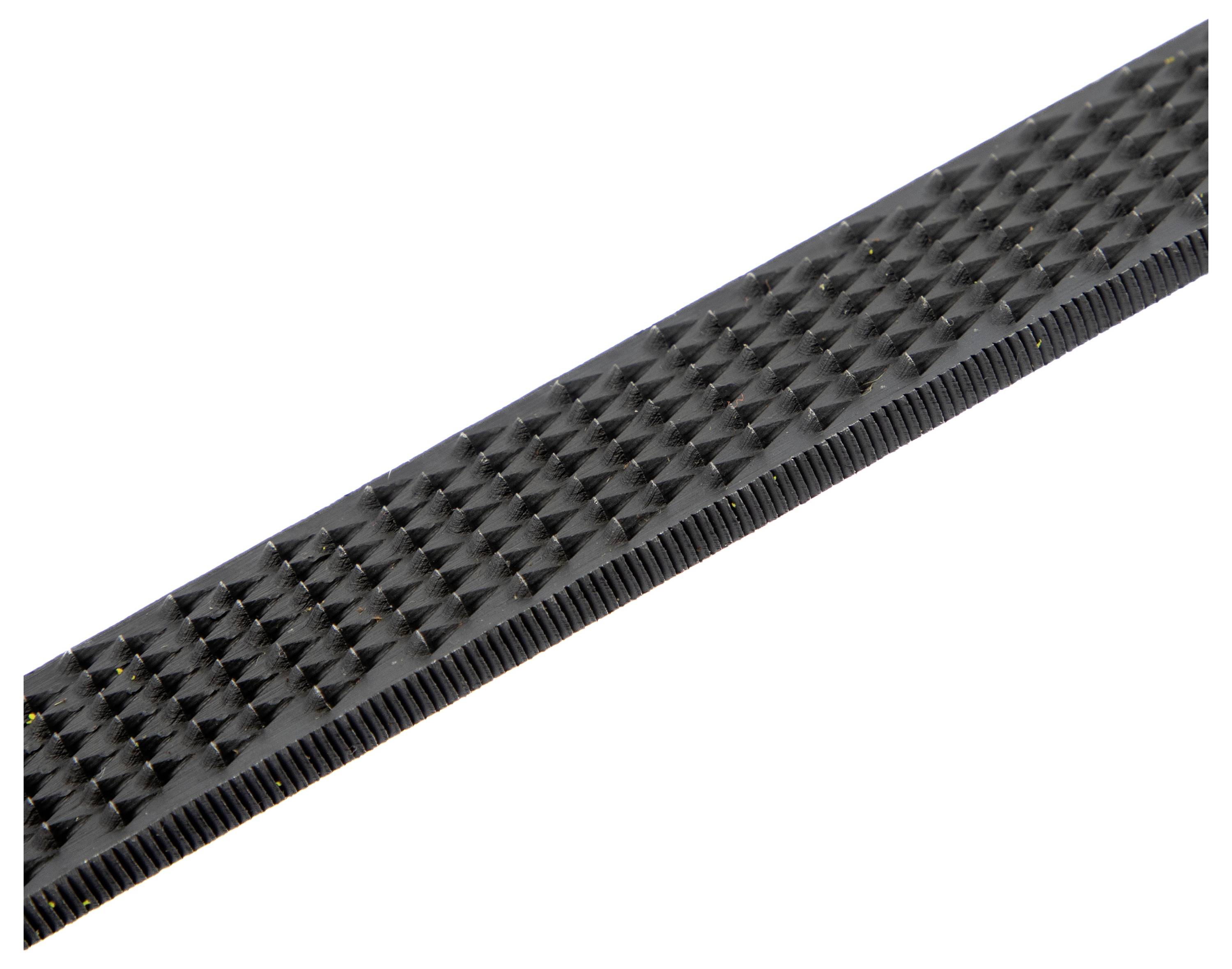 Un objet rectangulaire noir et texturé avec un motif nervuré, possiblement une ceinture ou une sangle, s'étendant dans une orientation diagonale.