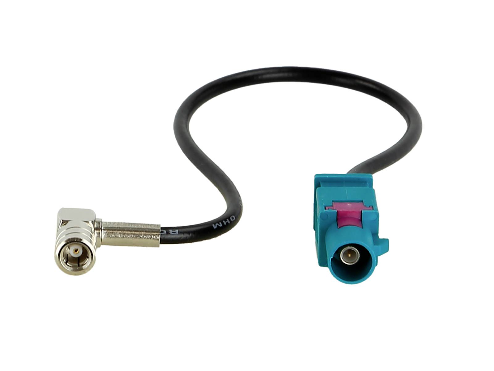 Câble adaptateur coaxial noir avec connecteur métallique à angle droit à une extrémité et connecteur enfichable bleu-vert/rose à l'autre extrémité, isolé sur fond blanc