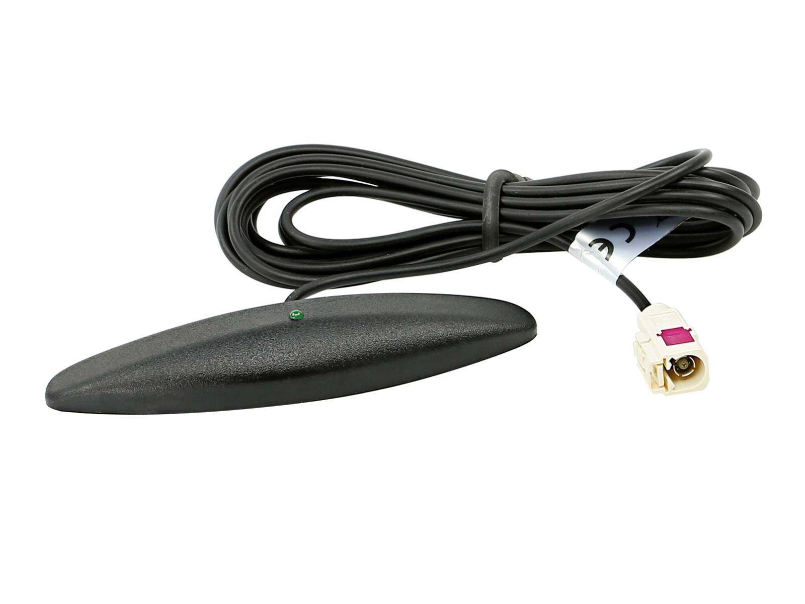 Antenne noire montée sur le toit avec un long câble et un connecteur sur un fond blanc.